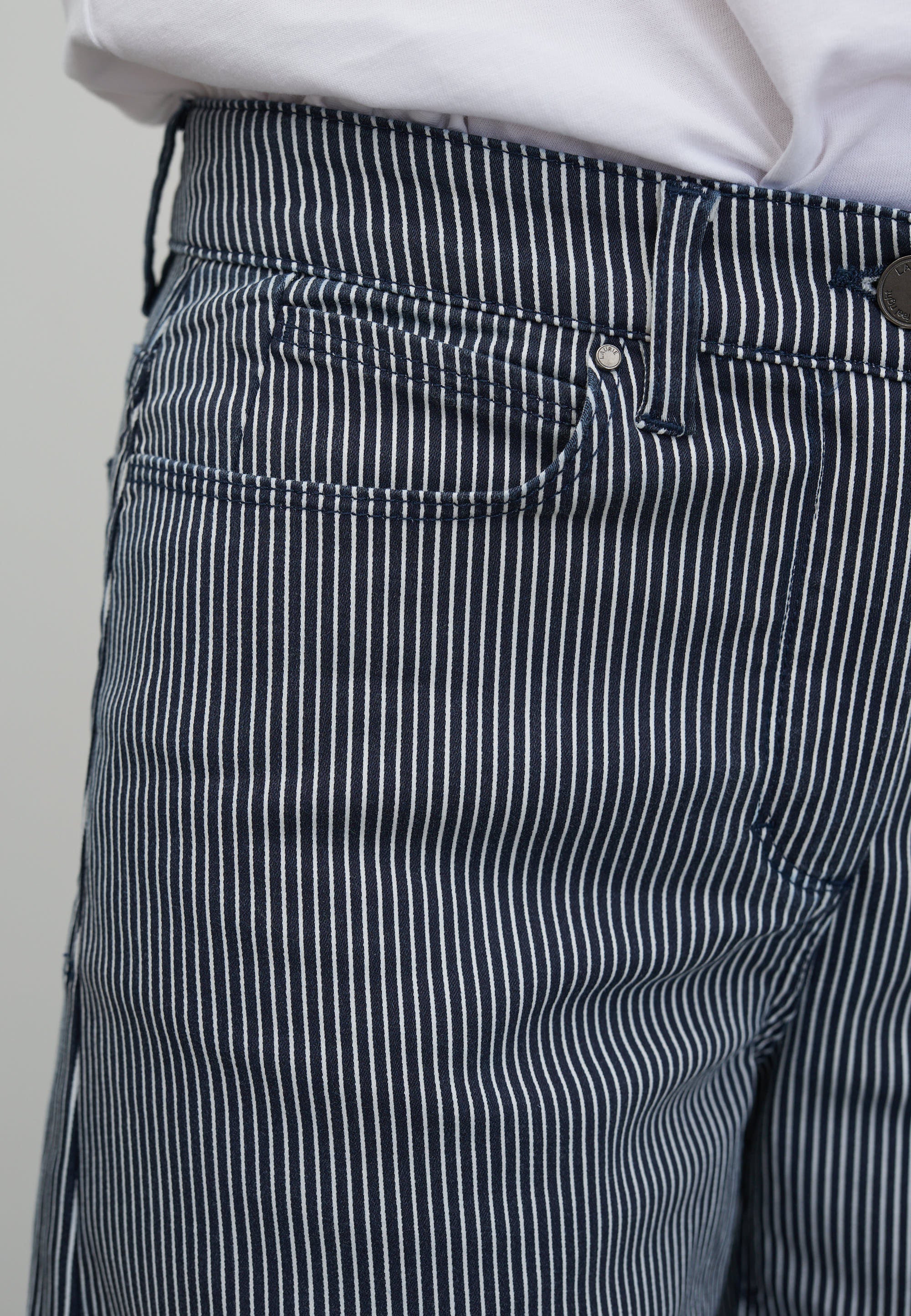 LAURIE Carol Loose - Medium Length Loose 49397 Blue Stripe