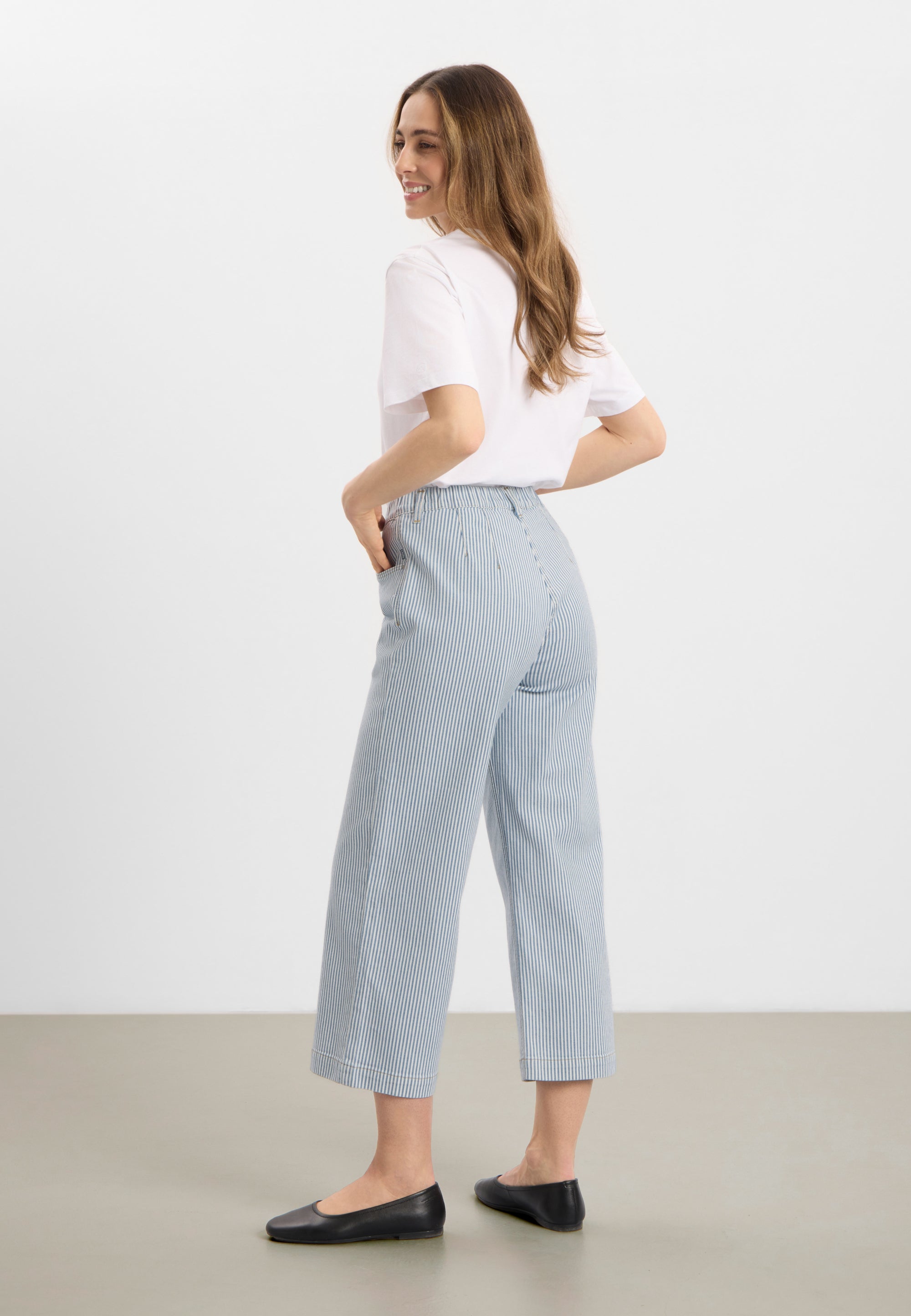 LAURIE Donna Loose Cropped Loose 10044 White blue stripe