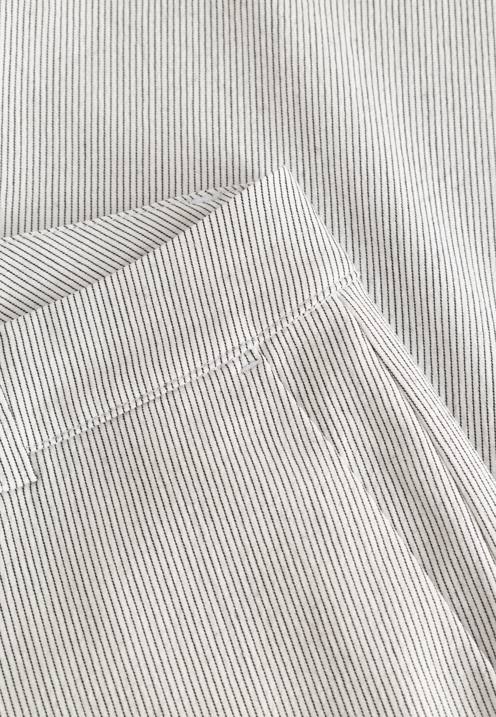 LAURIE Judy Straight - Medium Length Straight 10109 White pinstripe