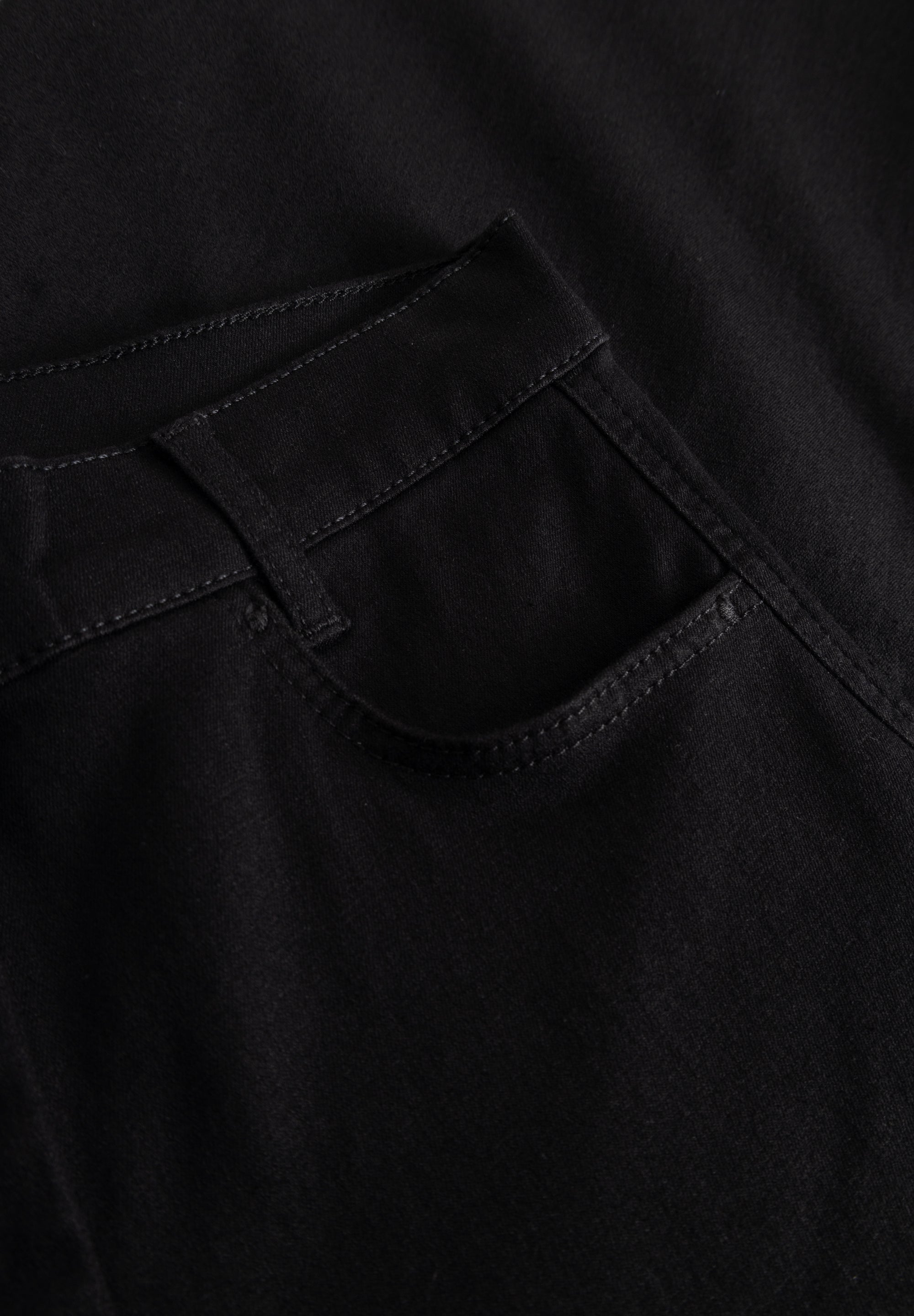 LAURIE Serene 5-pocket Loose - Medium Length Loose 99000 Black