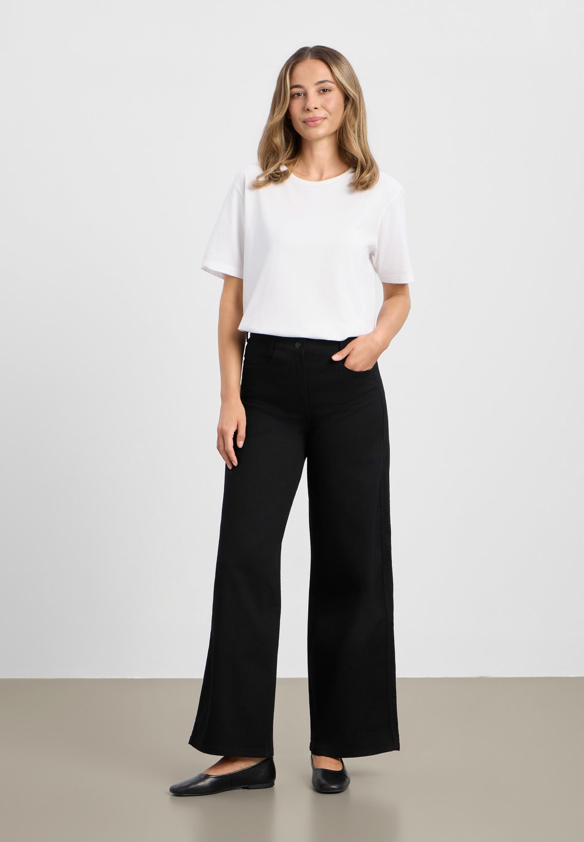 LAURIE Serene 5-pocket Loose - Medium Length Loose 99000 Black