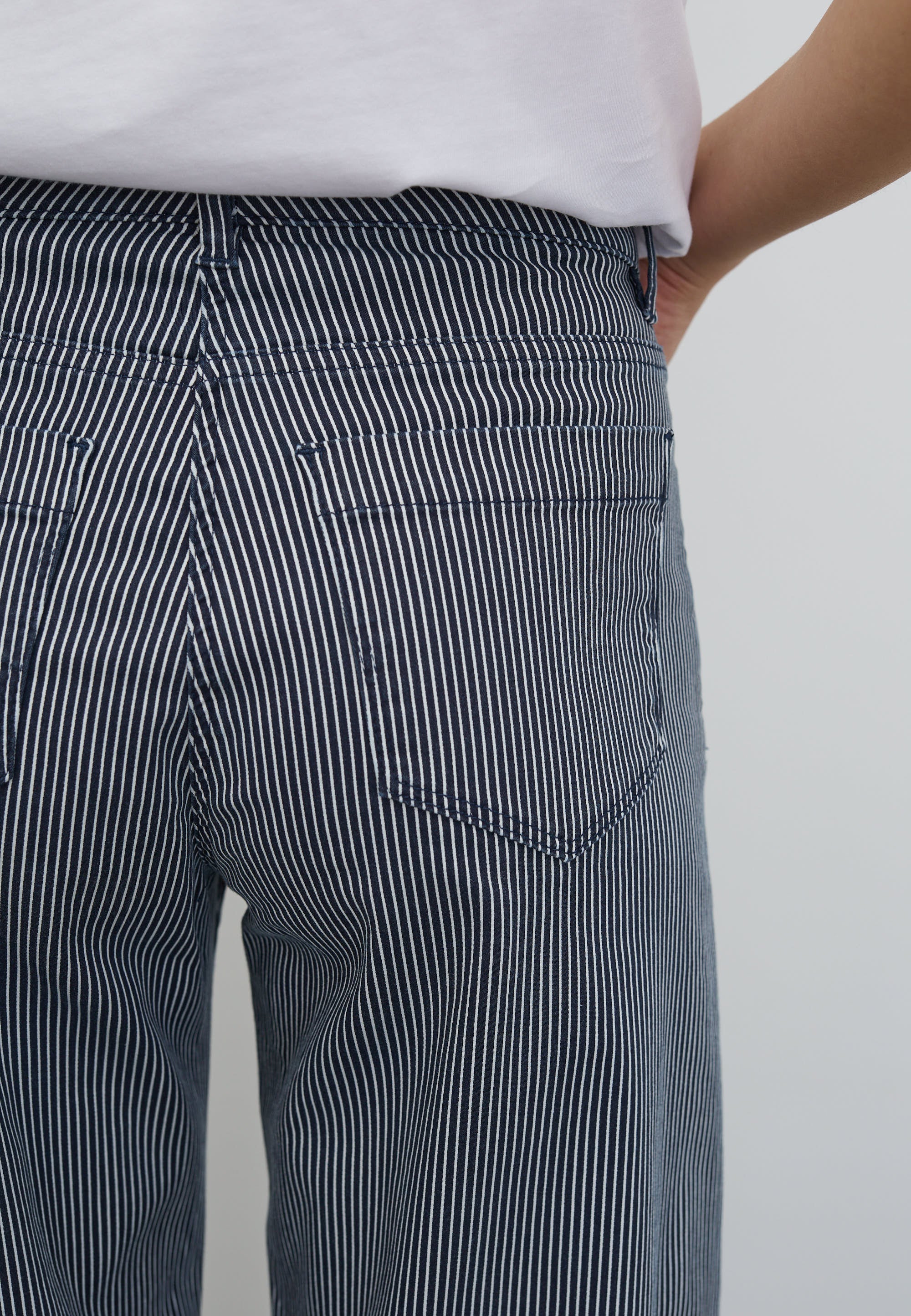 LAURIE Carol Loose - Medium Length Loose 49397 Blue Stripe