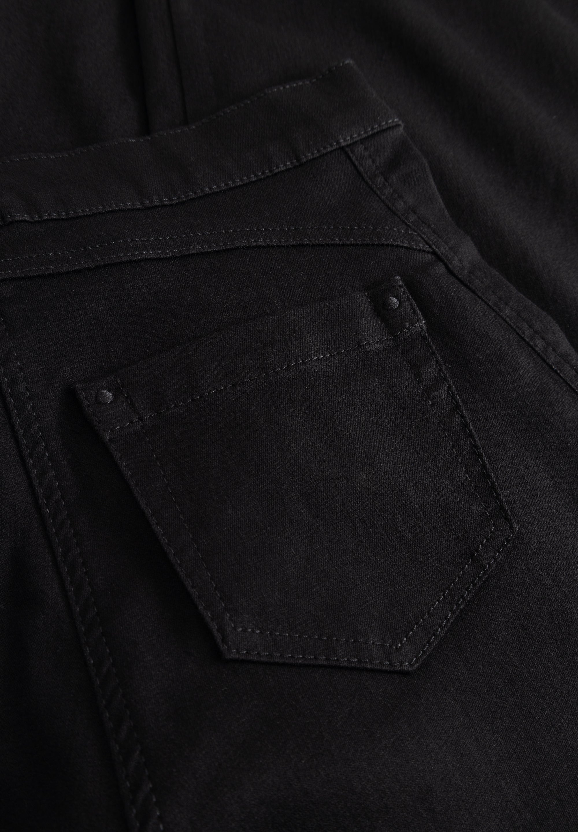 LAURIE Serene 5-pocket Loose - Medium Length Loose 99000 Black