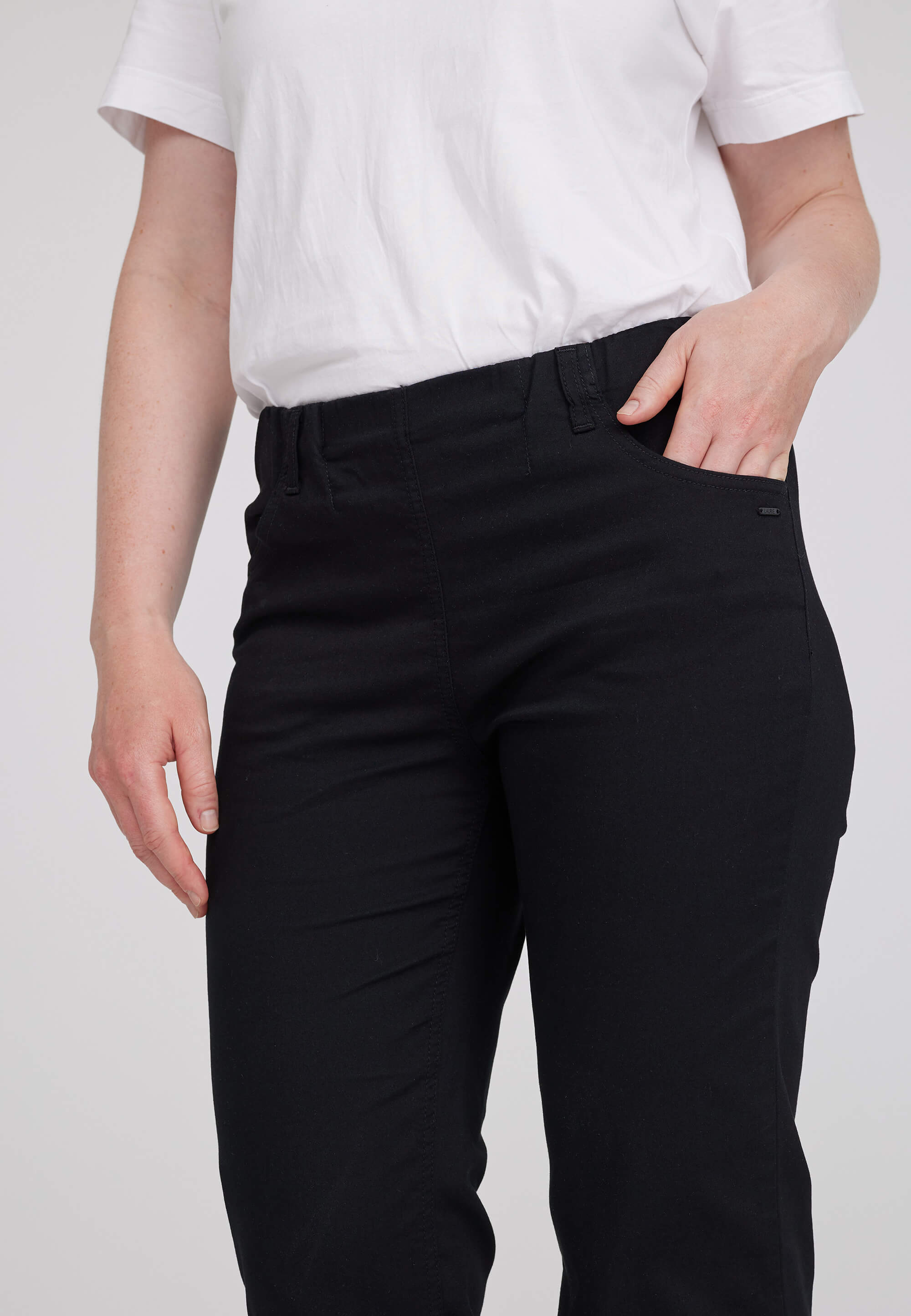 LAURIE  Tracy Straight - Medium Length Straight 99000 Black